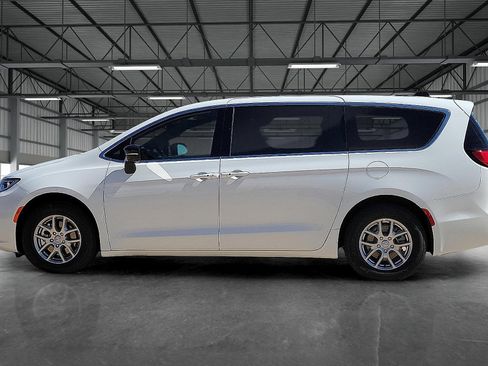 New 2026 Chrysler Pacifica Select image 2