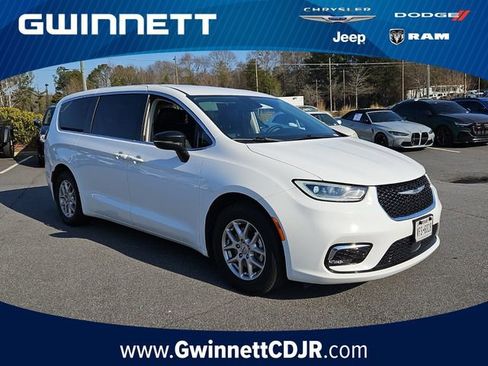 Used 2024 Chrysler Pacifica Touring-L image 1