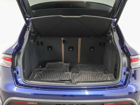 Certified 2024 Porsche Macan AWD/4WD image 30