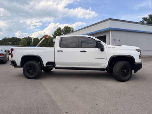 Used 2025 Chevrolet Silverado 2500 ZR2 w/ Technology Package AWD/4WD image 13