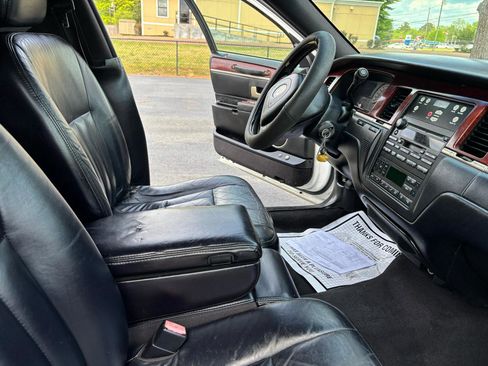 Used 2004 Lincoln Town Car Executive RWD image 8