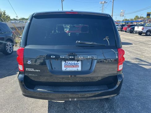 Used 2018 Dodge Grand Caravan SXT w/ Blacktop Package FWD image 2