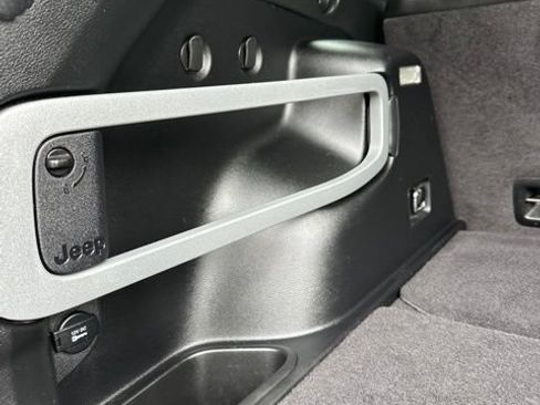 Used 2014 Jeep Cherokee Limited w/ Technology Group FWD image 25