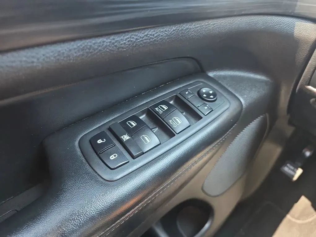 Used 2019 Jeep Grand Cherokee Altitude AWD/4WD image 24