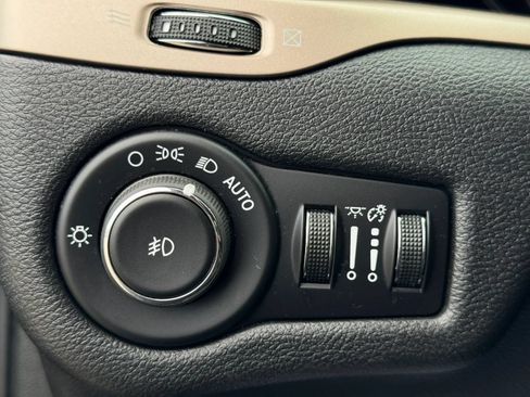 Used 2017 Jeep Cherokee Latitude AWD/4WD image 30