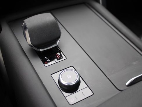 Certified 2024 Land Rover Discovery Dynamic SE image 23