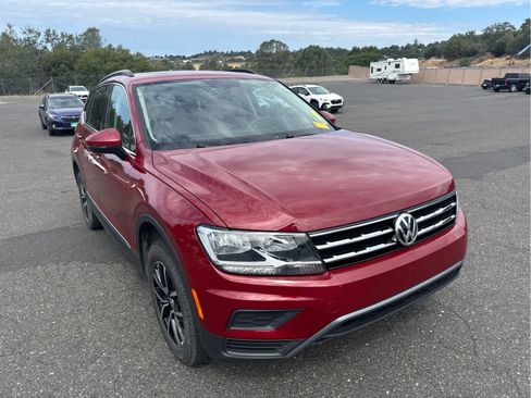 Used 2021 Volkswagen Tiguan SE w/ Panoramic Sunroof Package FWD image 3