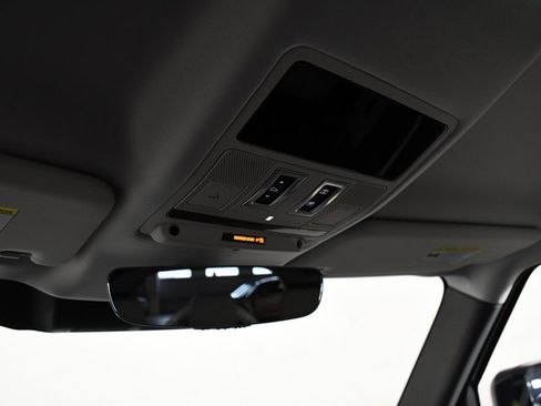 Used 2025 Land Rover Defender 110 S image 26