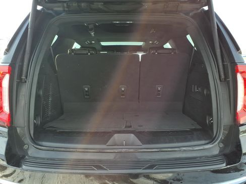Used 2023 GMC Yukon SLT w/ SLT Premium Package image 8