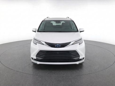 Certified 2023 Toyota Sienna Platinum AWD/4WD image 39