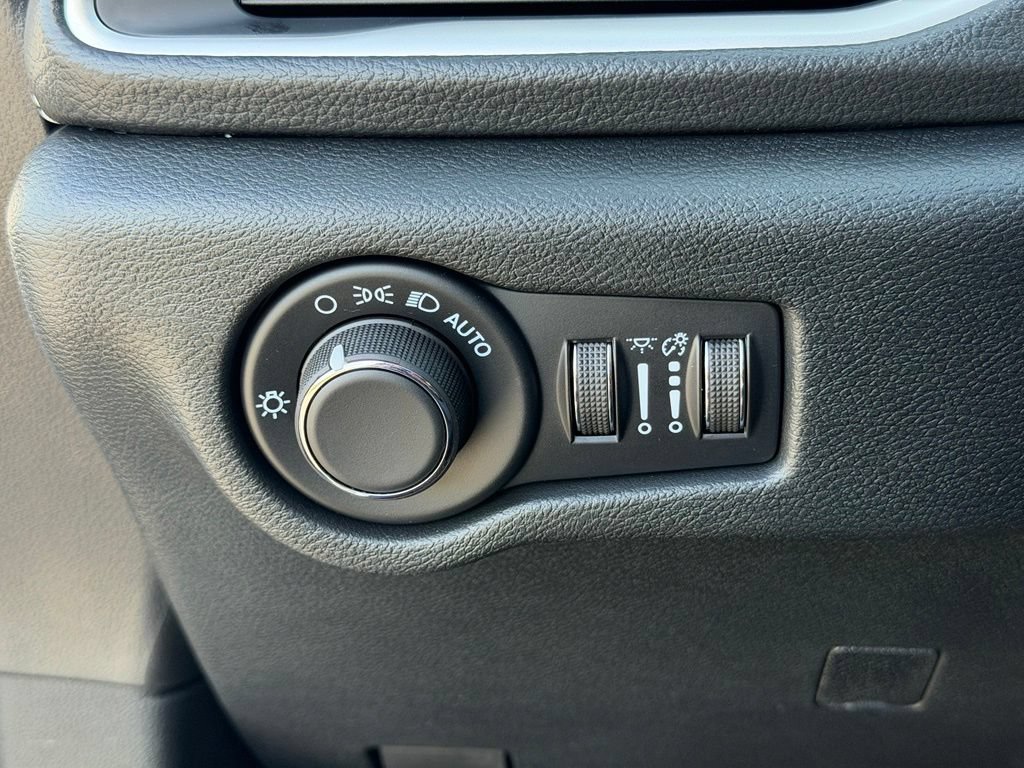 New 2027 Chrysler Pacifica Select FWD image 11