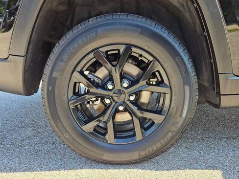 Used 2025 Jeep Grand Cherokee Altitude AWD/4WD image 32