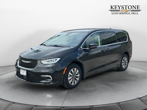 Used 2024 Chrysler Pacifica Select image 7