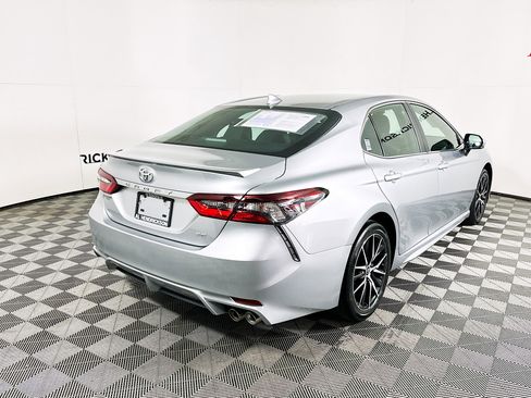 Used 2024 Toyota Camry SE image 3