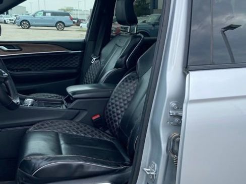 Used 2022 Jeep Grand Cherokee Summit AWD/4WD image 5