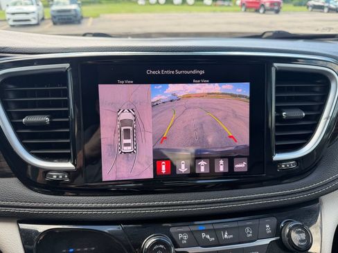 Used 2022 Chrysler Pacifica Limited AWD/4WD image 30