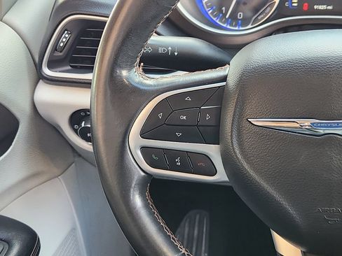 Used 2018 Chrysler Pacifica Touring-L FWD image 30