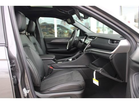 New 2025 Jeep Grand Cherokee L Altitude image 23