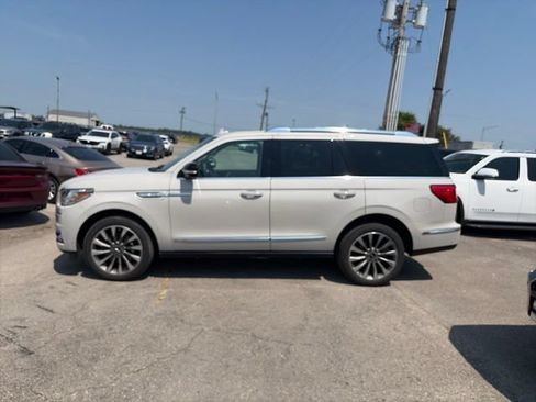 Used 2020 Lincoln Navigator Reserve w/ Luxury Package AWD/4WD image 3