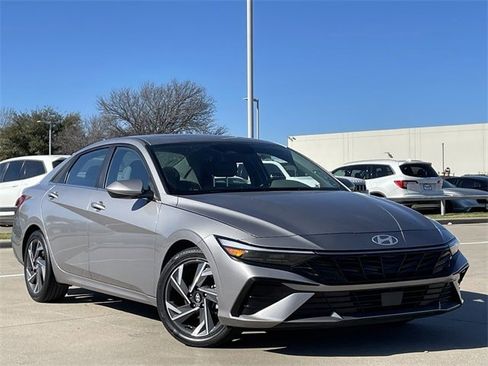 Used 2025 Hyundai Elantra SEL image 2