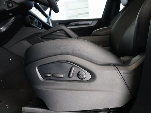 New 2025 Porsche Cayenne image 34
