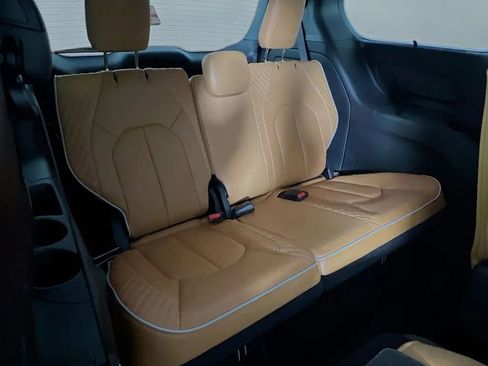 Used 2023 Chrysler Pacifica Pinnacle image 31