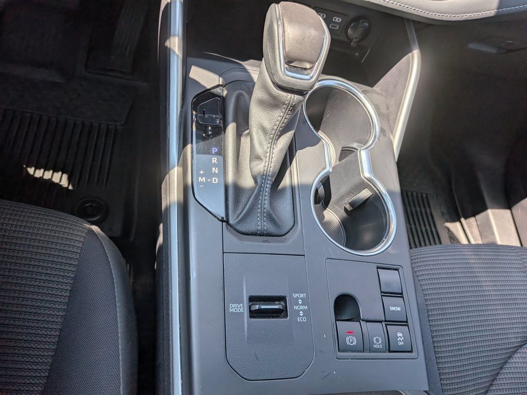 Used 2023 Toyota Highlander LE FWD image 23