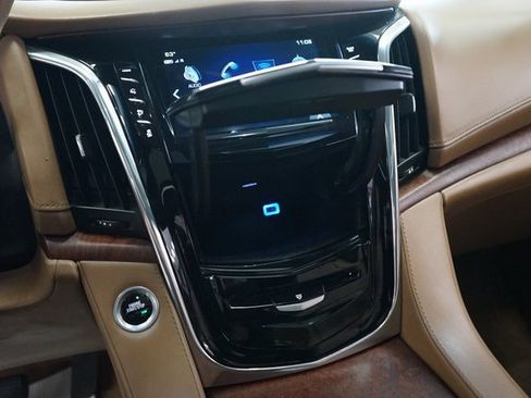 Used 2017 Cadillac Escalade Platinum image 40
