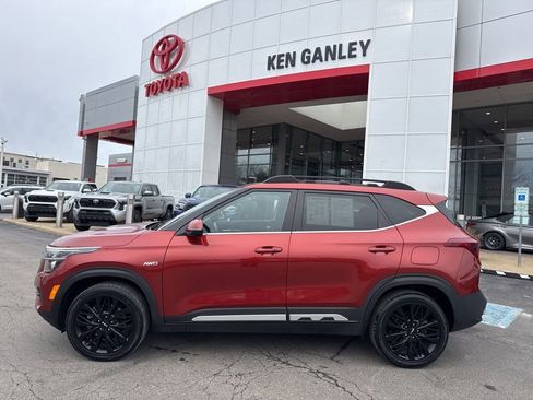 Used 2022 Kia Seltos Nightfall Edition image 2