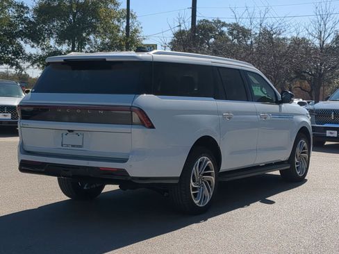New 2026 Lincoln Navigator L Premier image 3