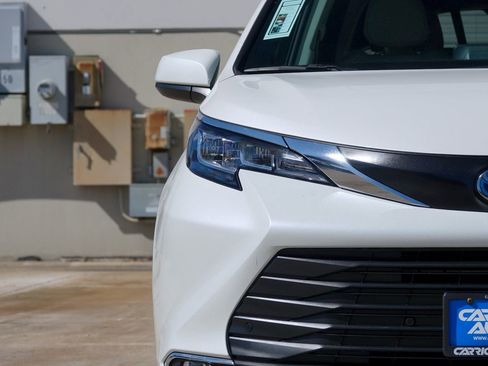 Used 2021 Toyota Sienna XLE w/ XLE Plus Package image 20