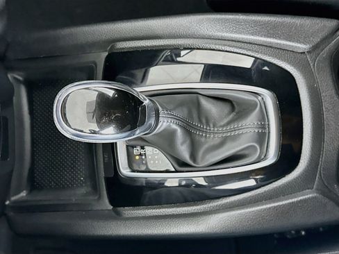 Used 2018 Nissan Rogue SV FWD image 23