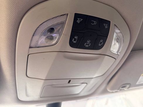 Used 2023 Chrysler Pacifica Touring-L FWD image 23
