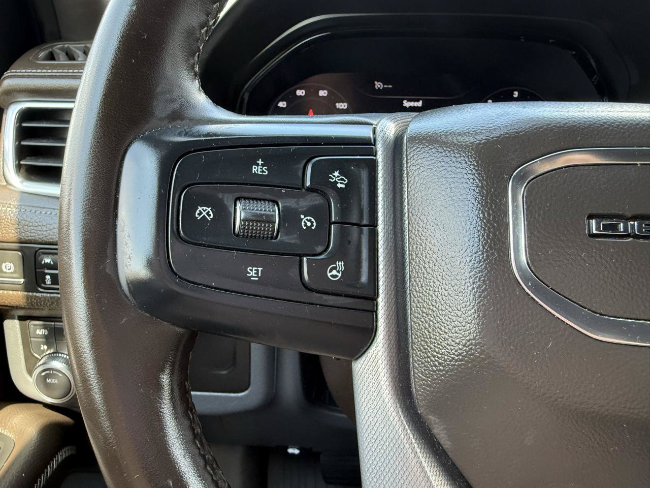 Used 2023 GMC Yukon XL Denali AWD/4WD image 27