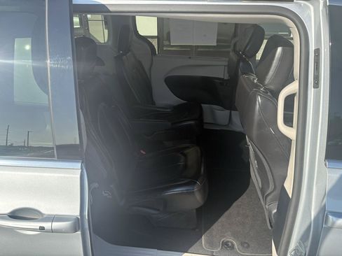 Used 2023 Chrysler Pacifica Touring-L FWD image 15