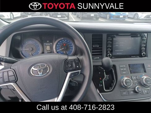 Used 2019 Toyota Sienna LE w/ Carpet Mat Package FWD image 4
