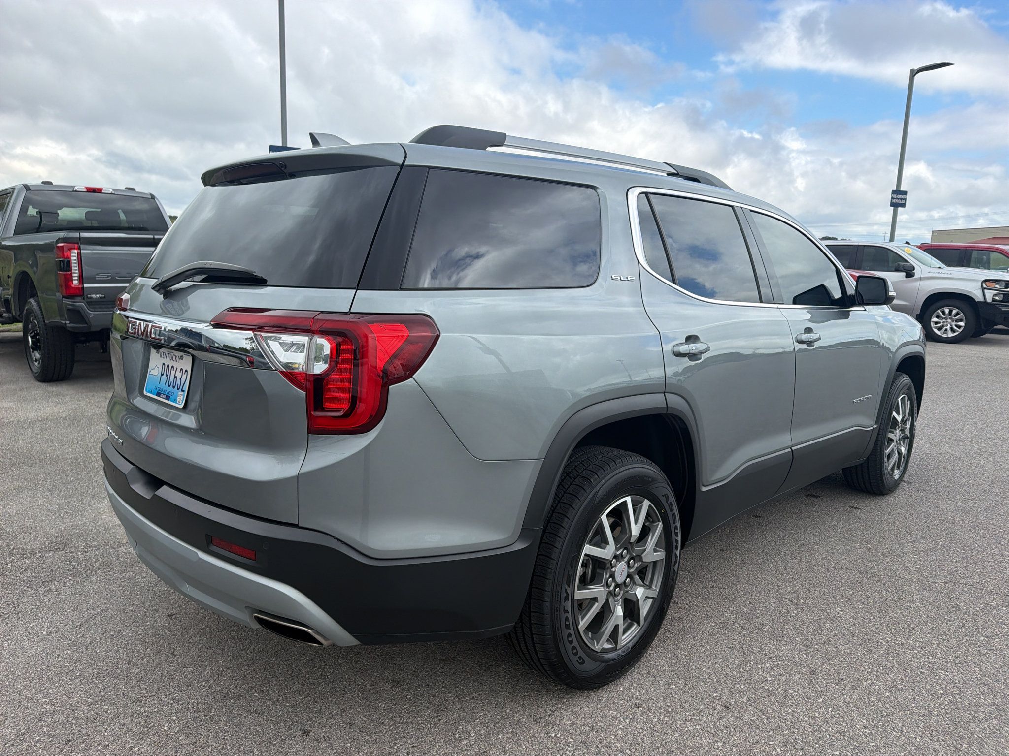 Used 2023 GMC Acadia SLE w/ Driver Convenience Package FWD image 5