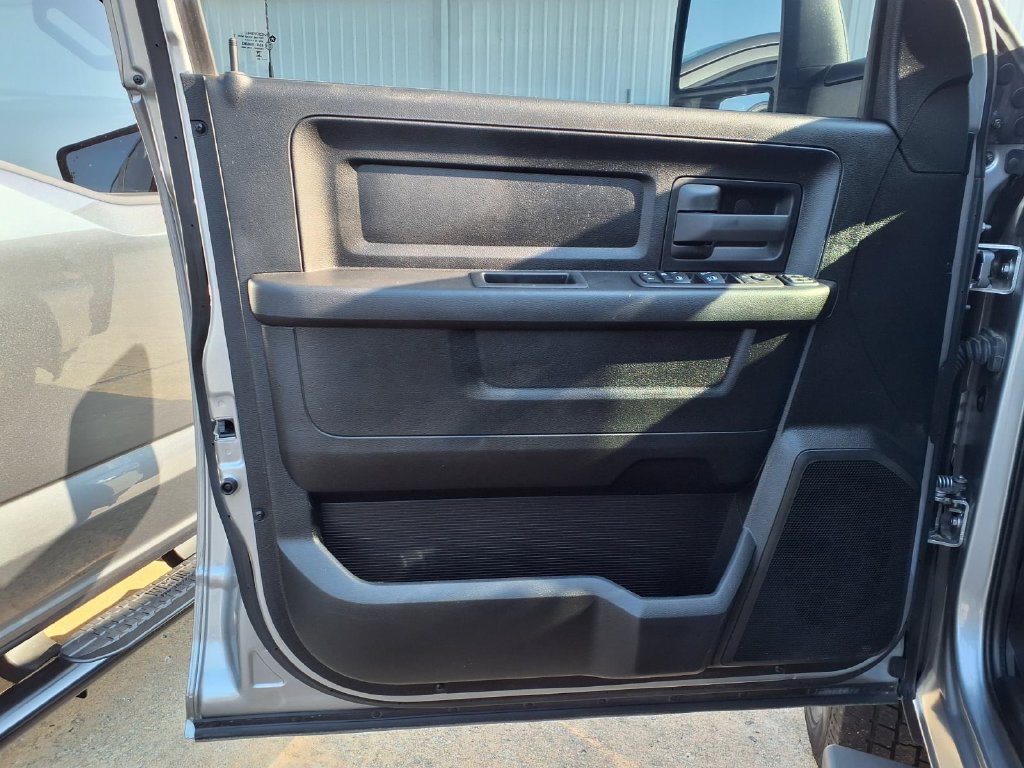 Used 2024 RAM 2500 Tradesman w/ Chrome Appearance Group AWD/4WD image 17