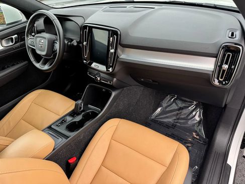 Used 2020 Volvo XC40 T5 Momentum w/ Protection Package Premier image 23