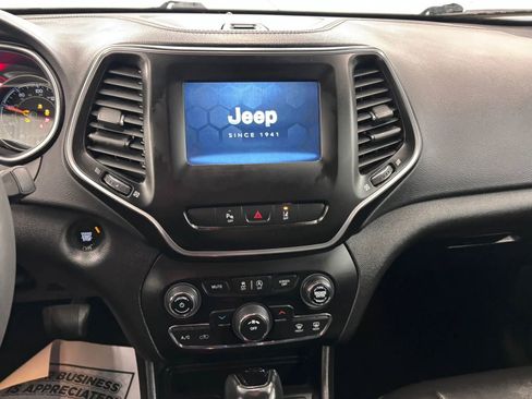 Used 2021 Jeep Cherokee Latitude Plus FWD image 38