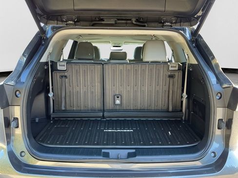 Used 2022 Toyota Highlander XLE AWD/4WD image 17