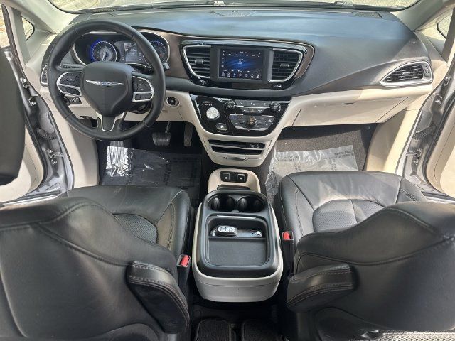 Used 2018 Chrysler Pacifica Touring-L FWD image 9