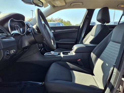 Used 2023 Chrysler 300 Touring w/ Sport Appearance Package image 7