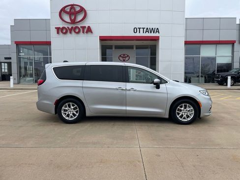 Used 2023 Chrysler Pacifica Touring-L FWD image 4