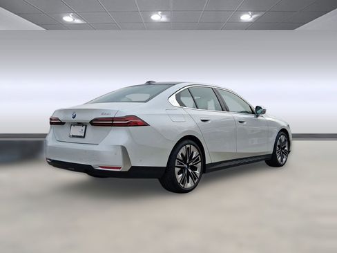 Used 2026 BMW 530i RWD image 9