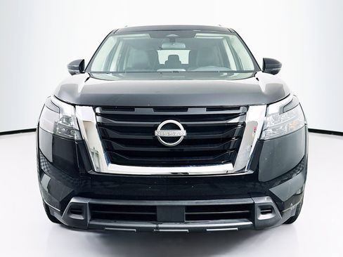 Used 2025 Nissan Pathfinder SV image 2