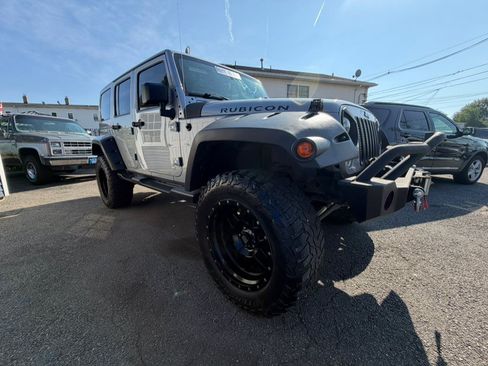Used 2015 Jeep Wrangler Unlimited Rubicon w/ Connectivity Group AWD/4WD image 2