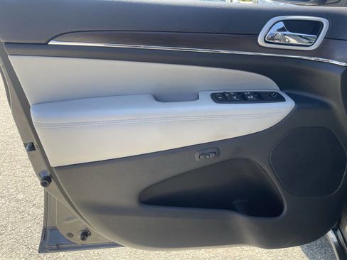Used 2018 Jeep Grand Cherokee Limited image 24