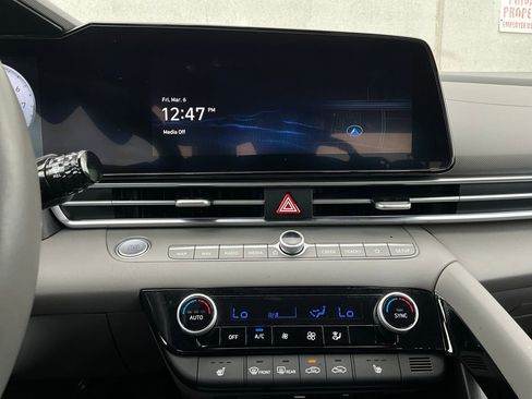 Used 2025 Hyundai Elantra SEL image 26