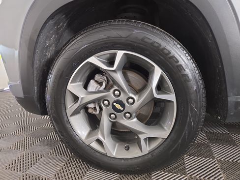 Certified 2025 Chevrolet Trax LT w/ LT Convenience Package FWD image 32